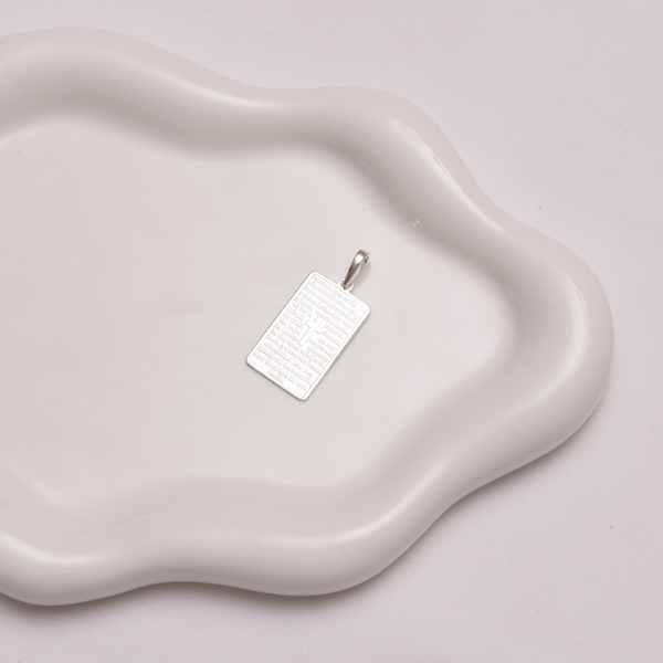 Pingente Placa Retangular Oração Pai Nosso e Cruz 2,9 cm