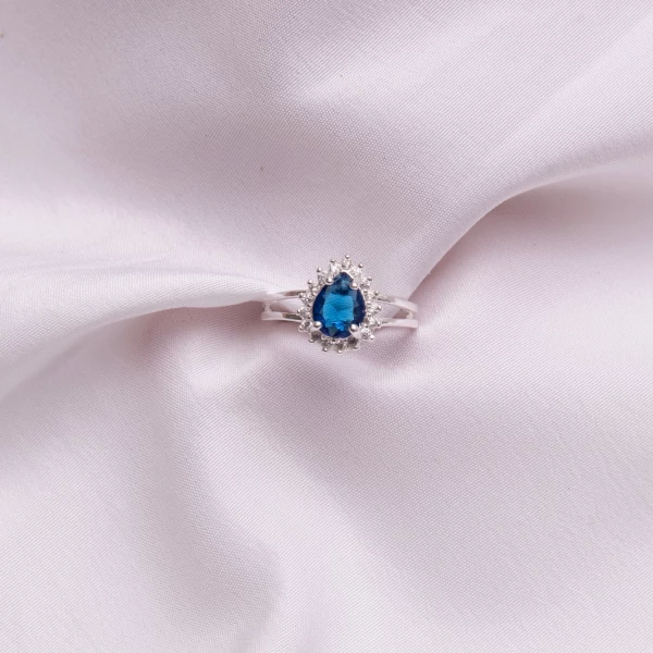 Anel Formatura Gota Azul com Moldura Cravejada