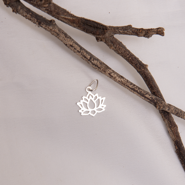 Pingente Pend Flor de Lótus Vazado Liso G 9 mm