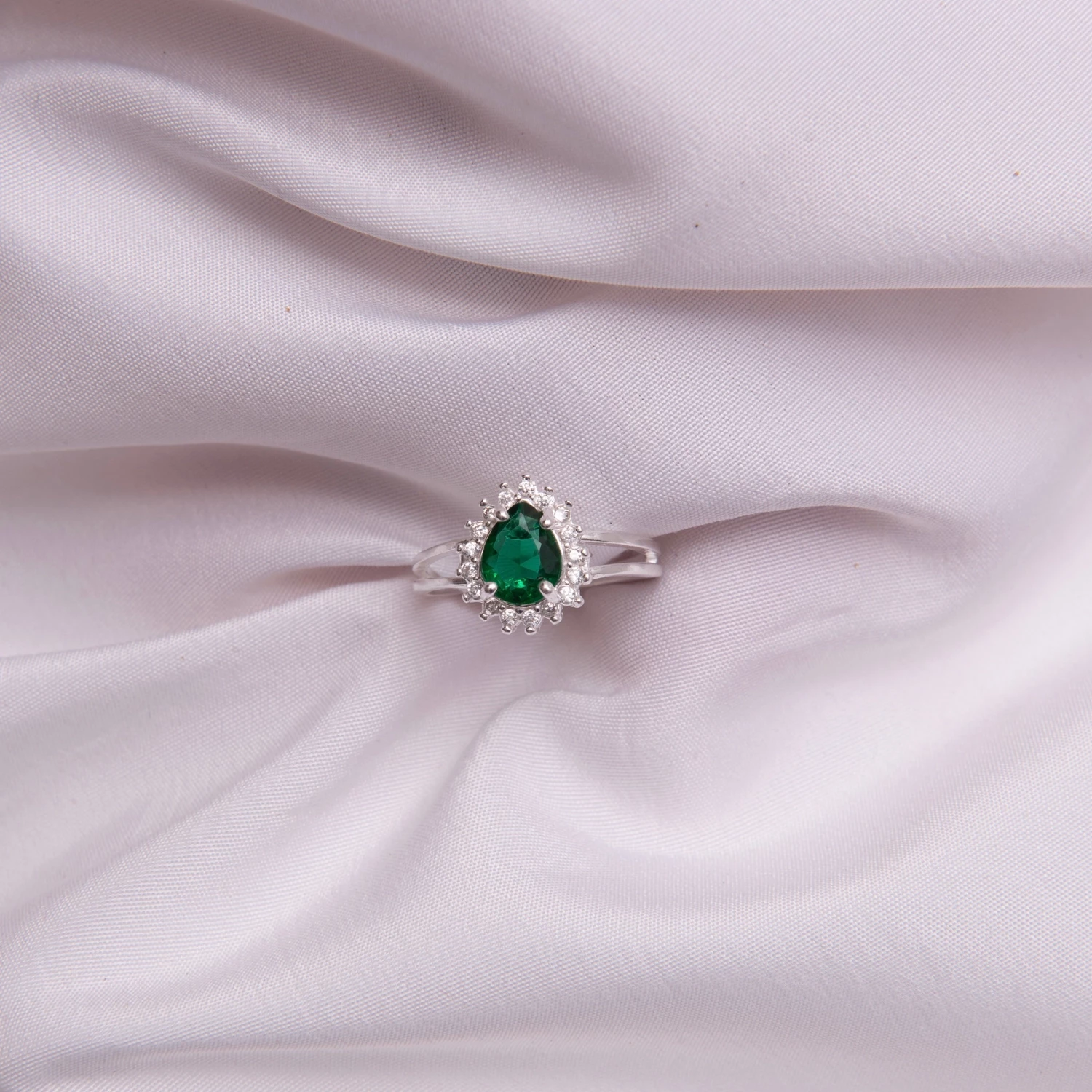 Anel Formatura Gota Verde com Moldura Cravejada