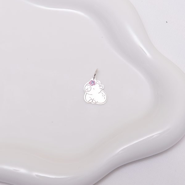 Pingente Capivara Deitada com Flor Esmaltada