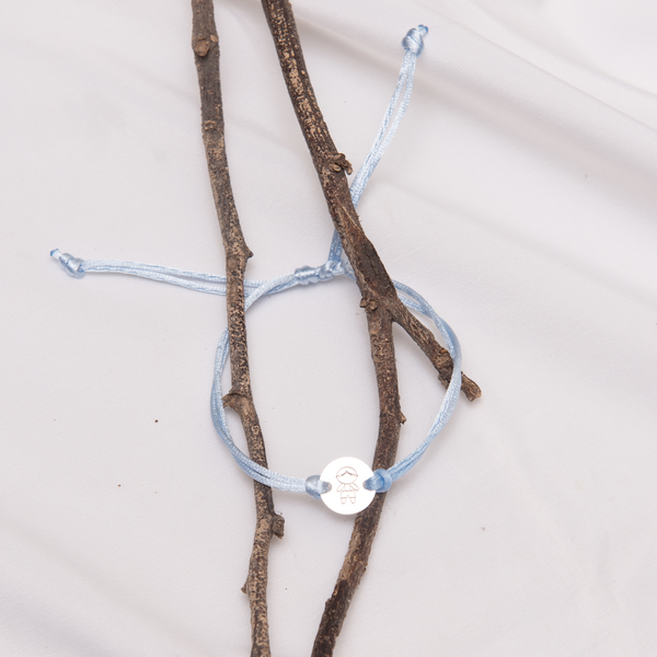 Pulseira Fio de Seda Ajustável Azul Bebê com Medalha Gravação Menino