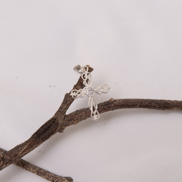 Pingente Cruz 3 mm Trab Vazada c Zircônia Coração Central 